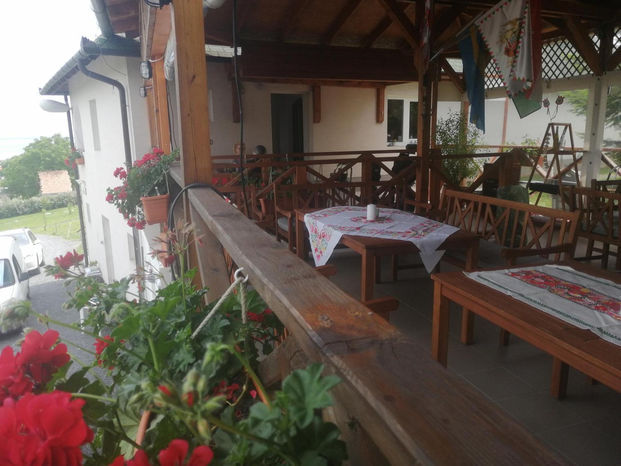 Jurta Hotel Balatongyoeroek Exterior photo